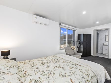 Private Family Living in the Heart of The Entrance - Photo 2