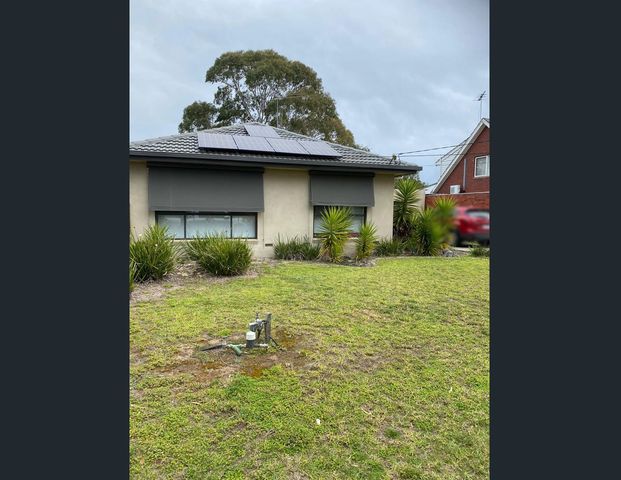 Charming 3-Bedroom Family Home in Sought-After Lara Location - Photo 1