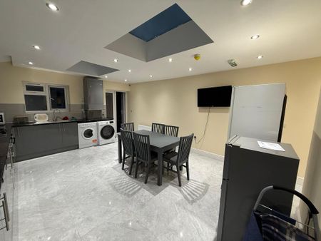 1 bedroom in a house share to rent - Photo 3