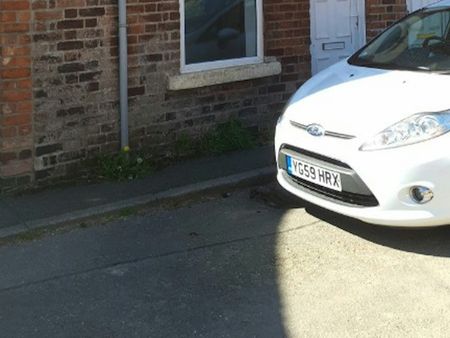Semi-detached house to rent on - Photo 2
