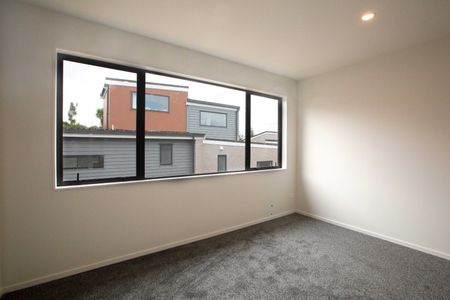 Stunning 2 Bedroom Townhouse - Photo 3