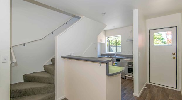 Modern townhouse stones throw from Westfield Mall - Photo 1