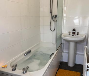 4 bedroom semi-detached house to rent - Photo 6