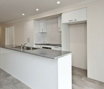 Spacious Family Home Close to Parks & Shops - Photo 6