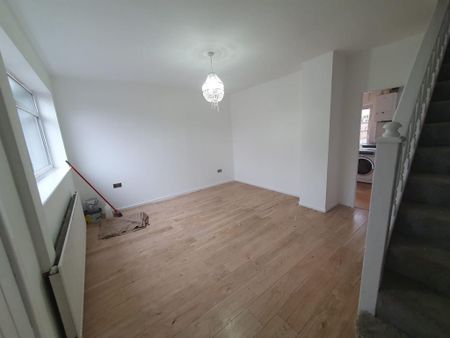 3 bedroom semi-detached house to rent - Photo 2