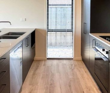 Spacious 4 Bedroom in Acland Park - Photo 2