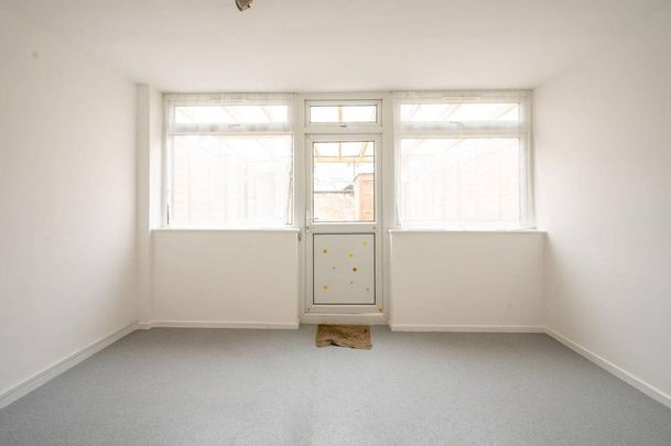 4 bedroom terraced house to rent - Photo 1