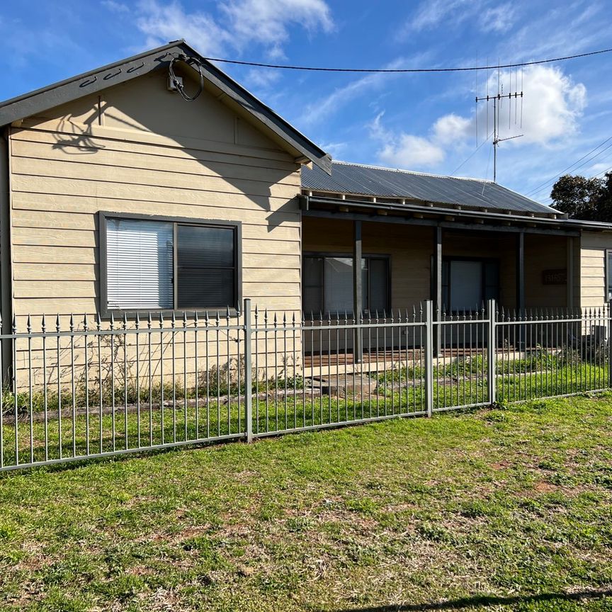 House & Large Shed - Photo 1