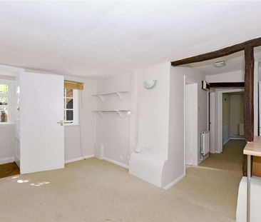 A spacious two bedroom detached cottage in the village of Cookham Dean - Photo 2