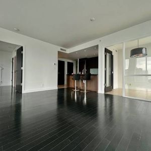 Spacious Yaletown Apartment with Stunning Views - Photo 2