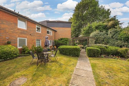 2 bed retirement property to rent in Elstree Road, Bushey, WD23 - Photo 5