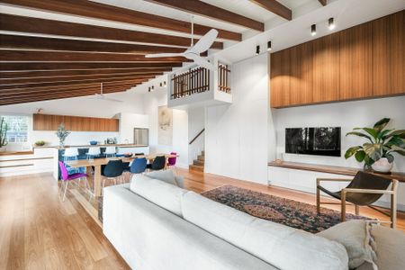 Stunning renovated 4 bedroom home with ocean and headland views - Photo 5