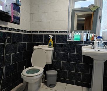 3 bedroom end of terrace house to rent - Photo 6