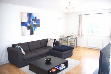 Two Bedroom Flat Wheatley Close NW4 - Photo 2