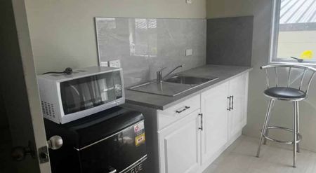 Charming 1BR Studio Unit in Glen Eden! - Photo 4