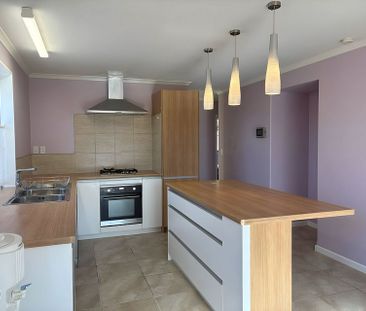 Spacious 190m2, 4-Bedroom Family Home - Photo 3