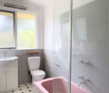 Prime Location, neat and tidy one bedroom home !! - Photo 3