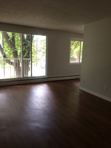 Darren Manor - Photo 3