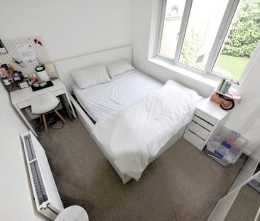 3 bedroom House in Park Edge Close, Leeds - Photo 5