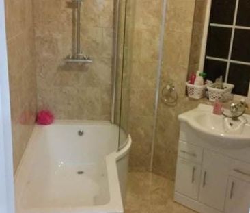 Room in a Shared Flat, Barons Court, NW9 - Photo 4