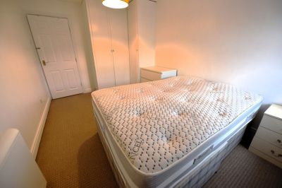 2 bedroom Flat in Riverside Court, Leeds - Photo 2