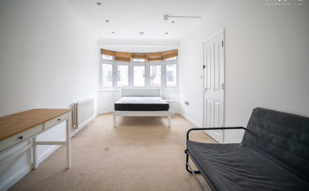 6 bedroom semi-detached house to rent - Photo 2