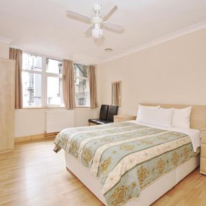 Charing Cross Road, London - Photo 2