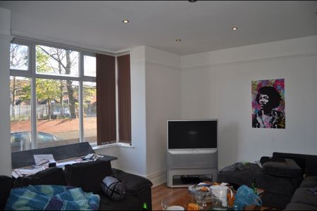 8 Bed Semi-Detached House, Curzon Avenue, M14 - Photo 4