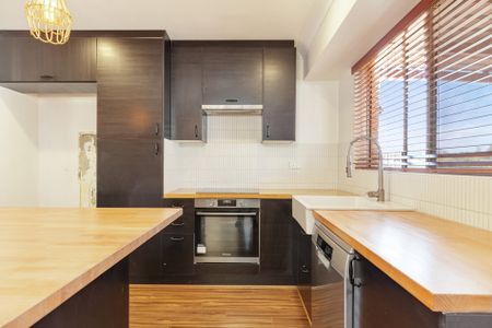 Conveniently located home with big backyard/entertaining area - Photo 2