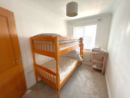 2 bedroom Second Floor Apartment to rent - Photo 4