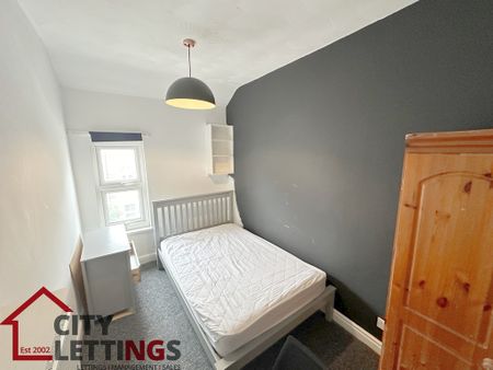 8 Bedroom Mid Terraced House - Photo 2