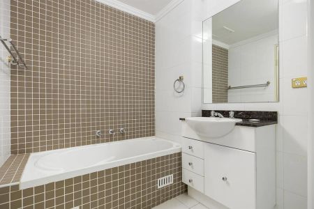 Modern Split Level, Sun Filled 2 Bedroom Apartment with Parking - Photo 4