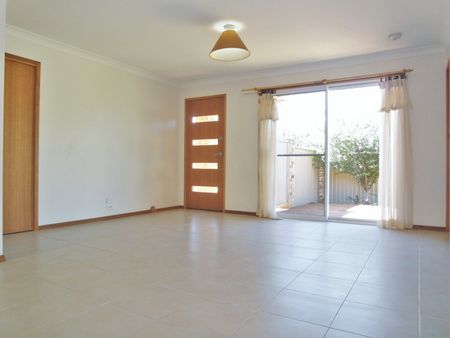 Private Family Home - Walk to Park & Shops - Photo 5