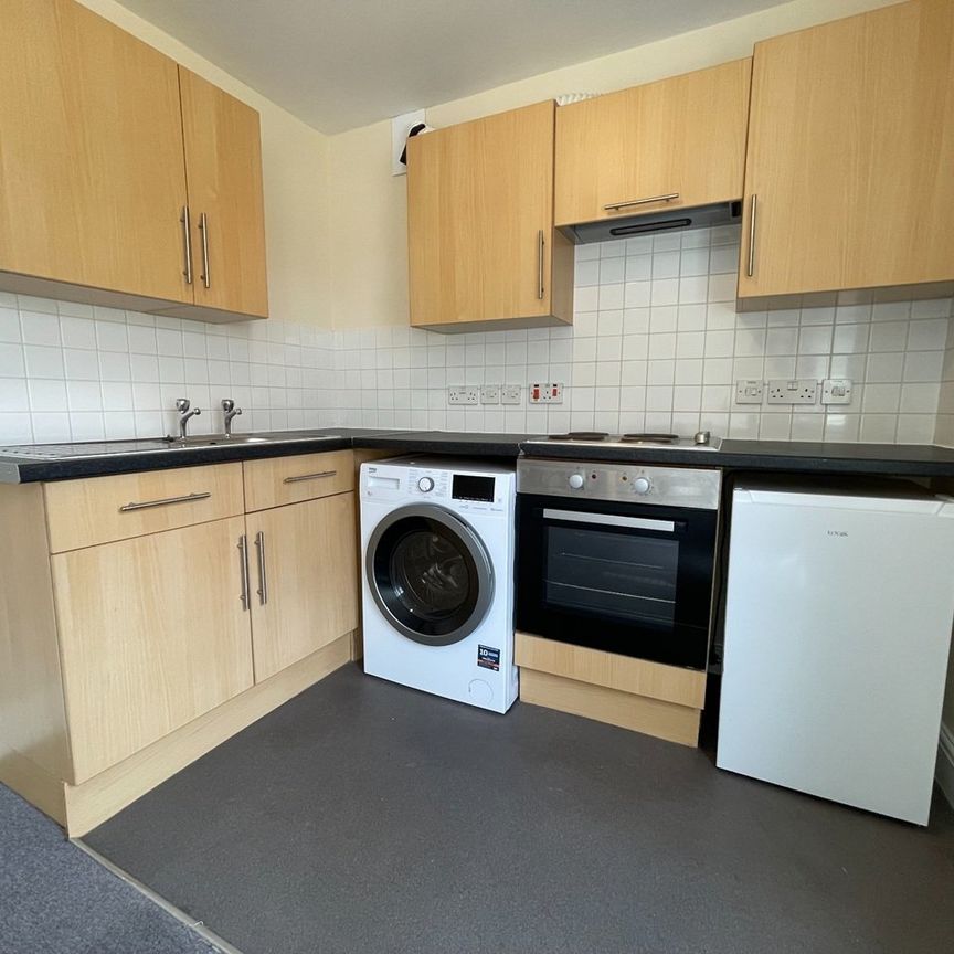 Studio Flat, Adelaide Road, SO17 - Photo 1