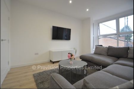 6 Bedroom Student Properties Leeds - Photo 3