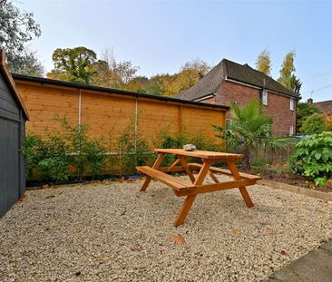 Beautifully refurbished 3 bedroom home available furnished or unfur... - Photo 4