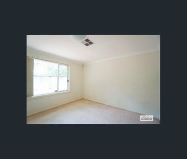 3 bedroom townhouse with lock up garage! - Photo 4