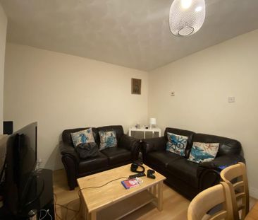 5 bedroom semi-detached house to rent - Photo 2