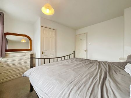 2 bedroom Semi-Detached House to let - Photo 4