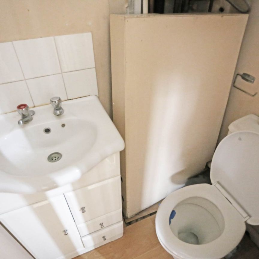 Price £2,200 pcm - Available Now - Part Furnished - Photo 1