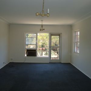 2 BEDROOM APARTMENT GREAT LOCATION - SHORT WALK TO STRATHFIELD STATION - Photo 2