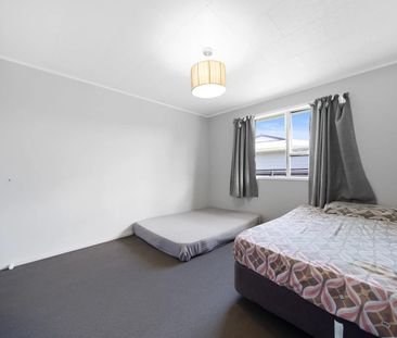 CLOVER PARK, 3 BEDROOMS - Photo 3