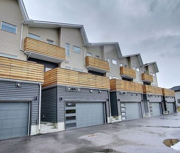 3 Bedrooms, 2.5 Bathrooms, Attached Double Garage, Located between ... - Photo 1