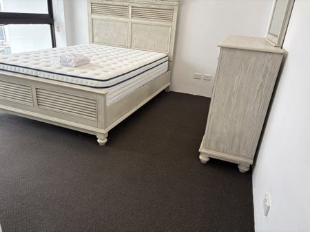 Fully Furnished High Rise Apartment Overlooking Surfers Beach - Photo 2