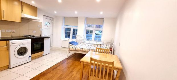 Studio to rent - Photo 1