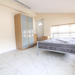 Chertsey Bridge Road, Chertsey - Photo 2