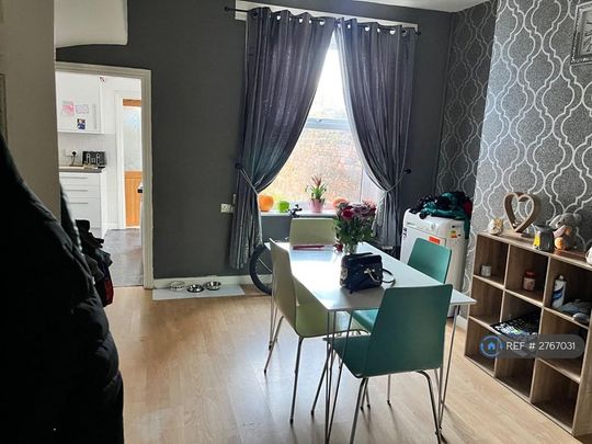 4 bedroom terraced house to rent - Photo 1