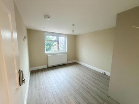 5 bedroom semi-detached bungalow to rent - Photo 4