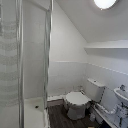 1 bedroom in a house share to rent - Photo 4