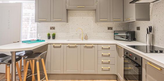 The Glistening And Glossy Property Room 5 - Photo 3